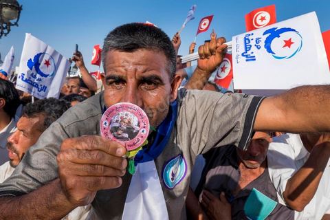 7 juin 2014 : le parti islamiste Ennahdha fête son 33ème anniversaire sur la grade place de la Kasbah à Tunis. Plus de 3000 militants sont venus assister à ce qui ressemble à un meeting politique, musique et discours du fondateur et président du parti Rached Ghannouchi.