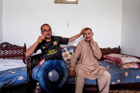 12 juin 2014 : Issam Amri et son père Saïd. Issam frère du martyr Mohamed, est aujourd'hui poursuivi par la police et la justice pour avoir participé à de simples manifestations, procès le 17 juin 2014 à Kasserine. A Thala chez la famille Amri, le jeune fils de 18 ans Mohamed, martyr de la révolution, a été assasiné le 8 janvier 2011, premier martyr de la révolution à Thala.