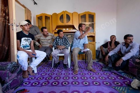 12 juin 2014 : Dans la région minière de Tunisie, les mouvements sociaux sont durement sanctionnés. Baddredine Ben Ali Souidi et 12 autres personnes ont été condamnés à dix ans de prison après un sit-in. Au village agricole d'El Berka, au pied des carrières de phosphates de Moulares.