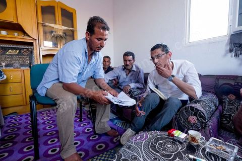 12 juin 2014 : Dans la région minière de Tunisie, les mouvements sociaux sont durement sanctionnés. Baddredine Ben Ali Souidi et 12 autres personnes ont été condamnés à dix ans de prison après un sit-in. Au village agricole d'El Berka, au pied des carrières de phosphates de Moulares.