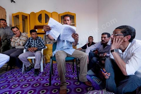 12 juin 2014 : Dans la région minière de Tunisie, les mouvements sociaux sont durement sanctionnés. Baddredine Ben Ali Souidi et 12 autres personnes ont été condamnés à dix ans de prison après un sit-in. Au village agricole d'El Berka, au pied des carrières de phosphates de Moulares.