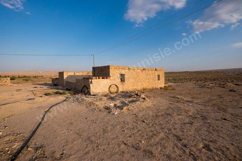 12 juin 2014 : Dans la région minière de Tunisie, les mouvements sociaux sont durement sanctionnés. Baddredine Ben Ali Souidi et 12 autres personnes ont été condamnés à dix ans de prison après un sit-in. Au village agricole d'El Berka, au pied des carrières de phosphates de Moulares.