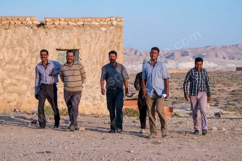 12 juin 2014 : Dans la région minière de Tunisie, les mouvements sociaux sont durement sanctionnés. Baddredine Ben Ali Souidi et 12 autres personnes ont été condamnés à dix ans de prison après un sit-in. Au village agricole d'El Berka, au pied des carrières de phosphates de Moulares.