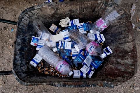 12 juin 2014 : dans les magains des carrières de phosphates de Redeyef un groupe de 6 jeunes suit une grève de la faim en revendications des problèmes d'embauches à la CPG. 
