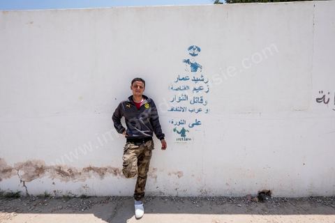 13 juin 2014 : chez Safouane Bouaziz, 30 ans, à Menzel Bouzaiane, centre sud de la Tunisie et coeur de la révolution de 2011. Safouane est l'inventeur d'un des slogans phare d ela révolution : " . il subit aujourd'hui la pression des policiers qui le poursuive dans 4 dossiers judiciaires dans le cadre des mouvements de protestations le jour d ela mort du martyr Chokri Belaid le 6 février 2013