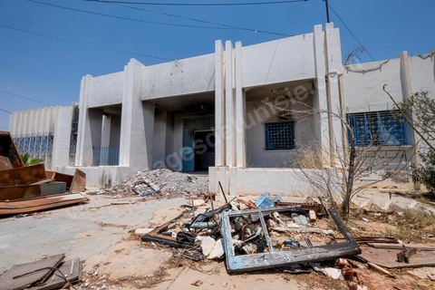 13 juin 2014 : Batiment incnedié en janvier 2011 de la délégation de Menzel Bouzaiane, une des villes du sud tunisien au coeur de la révolution de 2011