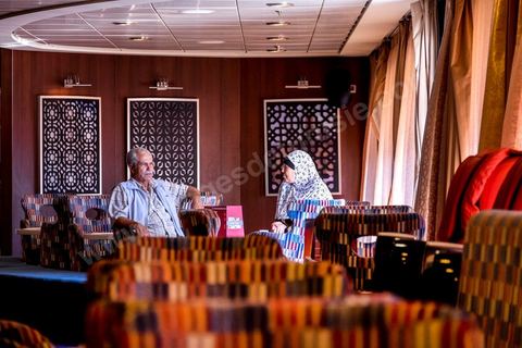 22 au juin 2014 : Café à bord du nouveau navire Tanit de la CTN (Compagnie Tunisienne de Navigation) aller-retour Tunis-Marseille. Le retour des immigrés tunisiens en France chaque été représente une manne touristique et financière très importante pour la Tunisie. Le navire Tanit a été mis en servcie en 2012, il mesure 212 m de long pour 30 m de large, peut atteindre la vitesse max de 27,5 noeuds, capacité d'accueil 3200 passagers et 1060 véhicules.