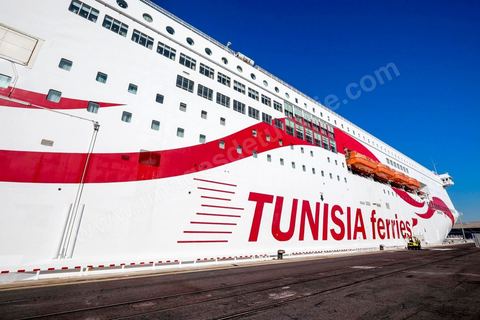 22 au juin 2014 : le Tanit à quai dans le port de Marseille. A bord du nouveau navire Tanit de la CTN (Compagnie Tunisienne de Navigation) aller-retour Tunis-Marseille. Le retour des immigrés tunisiens en France chaque été représente une manne touristique et financière très importante pour la Tunisie. Le navire Tanit a été mis en servcie en 2012, il mesure 212 m de long pour 30 m de large, peut atteindre la vitesse max de 27,5 noeuds, capacité d'accueil 3200 passagers et 1060 véhicules.