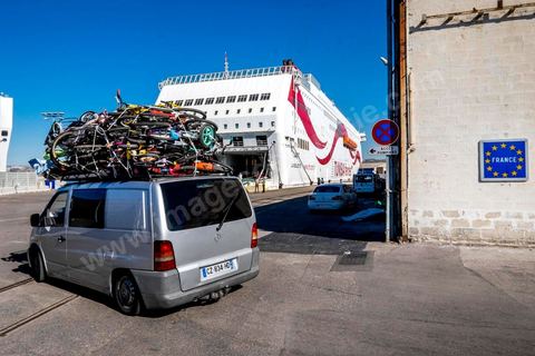 22 au juin 2014 : Embarquement des véhicules surchargés et des passagers au port de Marseille. A bord du nouveau navire Tanit de la CTN (Compagnie Tunisienne de Navigation) aller-retour Tunis-Marseille. Le retour des immigrés tunisiens en France chaque été représente une manne touristique et financière très importante pour la Tunisie. Le navire Tanit a été mis en servcie en 2012, il mesure 212 m de long pour 30 m de large, peut atteindre la vitesse max de 27,5 noeuds, capacité d'accueil 3200 passagers et 1060 véhicules.