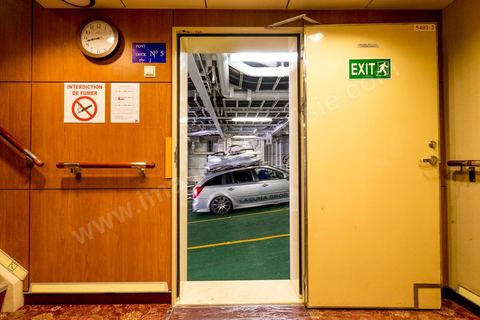 22 au juin 2014 : Embarquement des véhicules surchargés et des passagers au port de Marseille. A bord du nouveau navire Tanit de la CTN (Compagnie Tunisienne de Navigation) aller-retour Tunis-Marseille. Le retour des immigrés tunisiens en France chaque été représente une manne touristique et financière très importante pour la Tunisie. Le navire Tanit a été mis en servcie en 2012, il mesure 212 m de long pour 30 m de large, peut atteindre la vitesse max de 27,5 noeuds, capacité d'accueil 3200 passagers et 1060 véhicules.