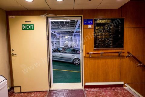22 au juin 2014 : Dans le parking du navire, les véhicules sont stationnés au plus serrés et les passagers rejoignent les parties supérieures du navire, avec 3 étages de parking le navire peut accueillir plus de 1000 véhicules. A bord du nouveau navire Tanit de la CTN (Compagnie Tunisienne de Navigation) aller-retour Tunis-Marseille. Le retour des immigrés tunisiens en France chaque été représente une manne touristique et financière très importante pour la Tunisie. 