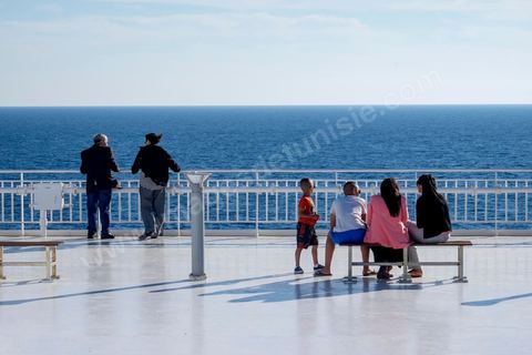 22 au juin 2014 : passagers sur le pont à bord du nouveau navire Tanit de la CTN (Compagnie Tunisienne de Navigation) aller-retour Tunis-Marseille. Le retour des immigrés tunisiens en France chaque été représente une manne touristique et financière très importante pour la Tunisie. Le navire Tanit a été mis en service en 2012, il mesure 212 m de long pour 30 m de large, peut atteindre la vitesse max de 27,5 noeuds, capacité d'accueil 3200 passagers et 1060 véhicules.
