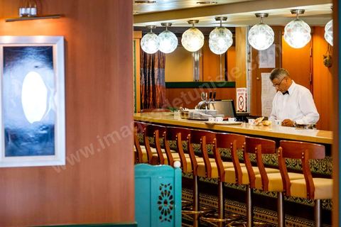 22 au juin 2014 : café à bord du nouveau navire Tanit de la CTN (Compagnie Tunisienne de Navigation) aller-retour Tunis-Marseille. Le retour des immigrés tunisiens en France chaque été représente une manne touristique et financière très importante pour la Tunisie. Le navire Tanit a été mis en service en 2012, il mesure 212 m de long pour 30 m de large, peut atteindre la vitesse max de 27,5 noeuds, capacité d'accueil 3200 passagers et 1060 véhicules.