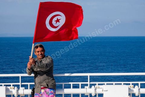22 au juin 2014 : passagers sur le pont à l'approche de la Tunisie à bord du nouveau navire Tanit de la CTN (Compagnie Tunisienne de Navigation) aller-retour Tunis-Marseille. Le retour des immigrés tunisiens en France chaque été représente une manne touristique et financière très importante pour la Tunisie. Le navire Tanit a été mis en service en 2012, il mesure 212 m de long pour 30 m de large, peut atteindre la vitesse max de 27,5 noeuds, capacité d'accueil 3200 passagers et 1060 véhicules.