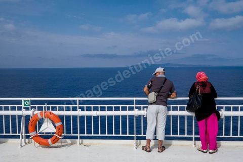 22 au juin 2014 : passagers sur le pont à l'approche de la Tunisie à bord du nouveau navire Tanit de la CTN (Compagnie Tunisienne de Navigation) aller-retour Tunis-Marseille. Le retour des immigrés tunisiens en France chaque été représente une manne touristique et financière très importante pour la Tunisie. Le navire Tanit a été mis en service en 2012, il mesure 212 m de long pour 30 m de large, peut atteindre la vitesse max de 27,5 noeuds, capacité d'accueil 3200 passagers et 1060 véhicules.