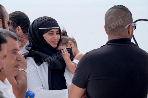 22 au juin 2014 : passagers sur le pont à l'approche de la Tunisie à bord du nouveau navire Tanit de la CTN (Compagnie Tunisienne de Navigation) aller-retour Tunis-Marseille. Le retour des immigrés tunisiens en France chaque été représente une manne touristique et financière très importante pour la Tunisie. Le navire Tanit a été mis en service en 2012, il mesure 212 m de long pour 30 m de large, peut atteindre la vitesse max de 27,5 noeuds, capacité d'accueil 3200 passagers et 1060 véhicules.