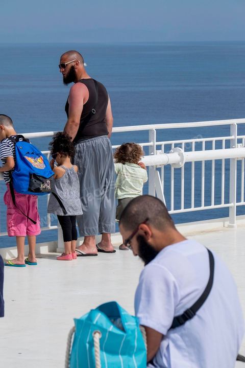 22 au juin 2014 : passagers sur le pont à l'approche de la Tunisie à bord du nouveau navire Tanit de la CTN (Compagnie Tunisienne de Navigation) aller-retour Tunis-Marseille. Le retour des immigrés tunisiens en France chaque été représente une manne touristique et financière très importante pour la Tunisie. Le navire Tanit a été mis en service en 2012, il mesure 212 m de long pour 30 m de large, peut atteindre la vitesse max de 27,5 noeuds, capacité d'accueil 3200 passagers et 1060 véhicules.