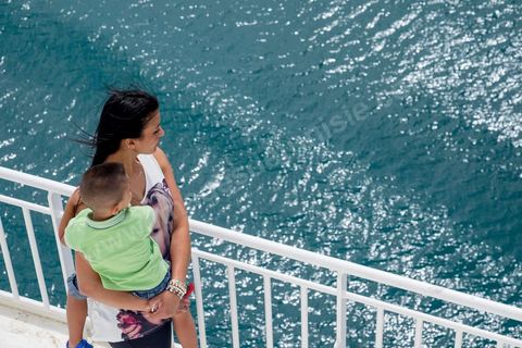22 au juin 2014 : passagers sur le pont à l'approche de la Tunisie à bord du nouveau navire Tanit de la CTN (Compagnie Tunisienne de Navigation) aller-retour Tunis-Marseille. Le retour des immigrés tunisiens en France chaque été représente une manne touristique et financière très importante pour la Tunisie. Le navire Tanit a été mis en service en 2012, il mesure 212 m de long pour 30 m de large, peut atteindre la vitesse max de 27,5 noeuds, capacité d'accueil 3200 passagers et 1060 véhicules.