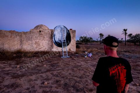 Oeuvre de l'artiste belge ROA pour le Projet DjerbaHood : après la Tour Paris 13, la team Itinerrance dépose ses valises dans un village traditionnel de l’île de Djerba, Erriadh. Depuis le début du mois de juillet, le village d’Erriadh se métamorphose petit à petit pour devenir un véritable musée à ciel ouvert. Une sélection d’artistes des quatre coins du monde ont été invités à s’exprimer dans ce décor unique à l’architecture authentique : murs blancs, portes bleues turquoises, dômes, veilles constructions et divers lieux abandonnés, autant de possibilités qui donneront naissance à des créations uniques aux couleurs locales.