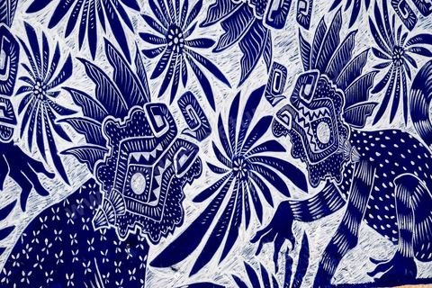 Oeuvre de l'artiste mexicain CURIOT pour le Projet DjerbaHood : après la Tour Paris 13, la team Itinerrance dépose ses valises dans un village traditionnel de l’île de Djerba, Erriadh. Depuis le début du mois de juillet, le village d’Erriadh se métamorphose petit à petit pour devenir un véritable musée à ciel ouvert. Une sélection d’artistes des quatre coins du monde ont été invités à s’exprimer dans ce décor unique à l’architecture authentique : murs blancs, portes bleues turquoises, dômes, veilles constructions et divers lieux abandonnés, autant de possibilités qui donneront naissance à des créations uniques aux couleurs locales.