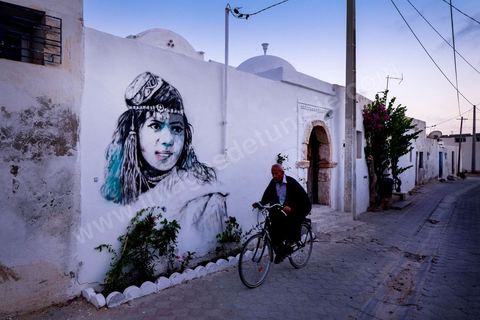 Oeuvres de l'artiste tunisien DABRO pour le Projet DjerbaHood : après la Tour Paris 13, la team Itinerrance dépose ses valises dans un village traditionnel de l’île de Djerba, Erriadh. Depuis le début du mois de juillet, le village d’Erriadh se métamorphose petit à petit pour devenir un véritable musée à ciel ouvert. Une sélection d’artistes des quatre coins du monde ont été invités à s’exprimer dans ce décor unique à l’architecture authentique : murs blancs, portes bleues turquoises, dômes, veilles constructions et divers lieux abandonnés, autant de possibilités qui donneront naissance à des créations uniques aux couleurs locales.