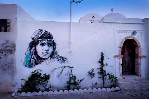 Oeuvres de l'artiste tunisien DABRO pour le Projet DjerbaHood : après la Tour Paris 13, la team Itinerrance dépose ses valises dans un village traditionnel de l’île de Djerba, Erriadh. Depuis le début du mois de juillet, le village d’Erriadh se métamorphose petit à petit pour devenir un véritable musée à ciel ouvert. Une sélection d’artistes des quatre coins du monde ont été invités à s’exprimer dans ce décor unique à l’architecture authentique : murs blancs, portes bleues turquoises, dômes, veilles constructions et divers lieux abandonnés, autant de possibilités qui donneront naissance à des créations uniques aux couleurs locales.
