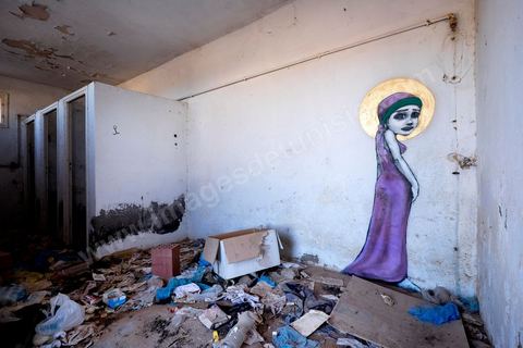 Oeuvre de l'artiste brésilien TINHO pour le Projet DjerbaHood : après la Tour Paris 13, la team Itinerrance dépose ses valises dans un village traditionnel de l’île de Djerba, Erriadh. Depuis le début du mois de juillet, le village d’Erriadh se métamorphose petit à petit pour devenir un véritable musée à ciel ouvert. Une sélection d’artistes des quatre coins du monde ont été invités à s’exprimer dans ce décor unique à l’architecture authentique : murs blancs, portes bleues turquoises, dômes, veilles constructions et divers lieux abandonnés, autant de possibilités qui donneront naissance à des créations uniques aux couleurs locales.