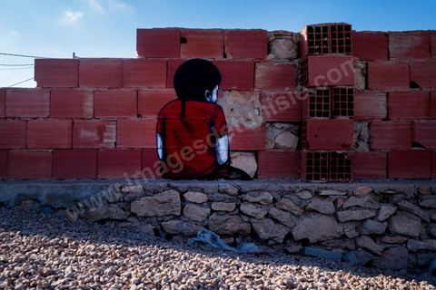Oeuvre de l'artiste brésilien TINHO pour le Projet DjerbaHood : après la Tour Paris 13, la team Itinerrance dépose ses valises dans un village traditionnel de l’île de Djerba, Erriadh. Depuis le début du mois de juillet, le village d’Erriadh se métamorphose petit à petit pour devenir un véritable musée à ciel ouvert. Une sélection d’artistes des quatre coins du monde ont été invités à s’exprimer dans ce décor unique à l’architecture authentique : murs blancs, portes bleues turquoises, dômes, veilles constructions et divers lieux abandonnés, autant de possibilités qui donneront naissance à des créations uniques aux couleurs locales.