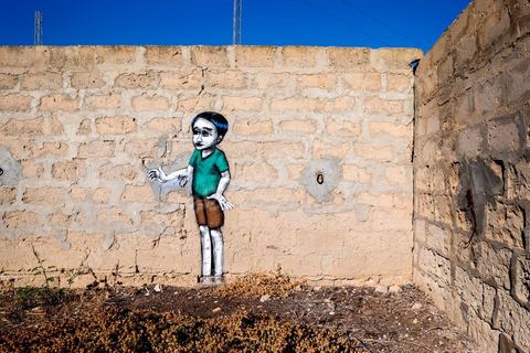 Oeuvre de l'artiste brésilien TINHO pour le Projet DjerbaHood : après la Tour Paris 13, la team Itinerrance dépose ses valises dans un village traditionnel de l’île de Djerba, Erriadh. Depuis le début du mois de juillet, le village d’Erriadh se métamorphose petit à petit pour devenir un véritable musée à ciel ouvert. Une sélection d’artistes des quatre coins du monde ont été invités à s’exprimer dans ce décor unique à l’architecture authentique : murs blancs, portes bleues turquoises, dômes, veilles constructions et divers lieux abandonnés, autant de possibilités qui donneront naissance à des créations uniques aux couleurs locales.