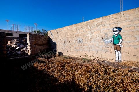 Oeuvre de l'artiste brésilien TINHO pour le Projet DjerbaHood : après la Tour Paris 13, la team Itinerrance dépose ses valises dans un village traditionnel de l’île de Djerba, Erriadh. Depuis le début du mois de juillet, le village d’Erriadh se métamorphose petit à petit pour devenir un véritable musée à ciel ouvert. Une sélection d’artistes des quatre coins du monde ont été invités à s’exprimer dans ce décor unique à l’architecture authentique : murs blancs, portes bleues turquoises, dômes, veilles constructions et divers lieux abandonnés, autant de possibilités qui donneront naissance à des créations uniques aux couleurs locales.
