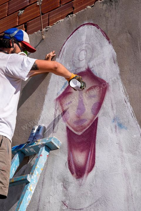 Oeuvres de l'artiste espagnol MALAKKAI pour le Projet DjerbaHood : après la Tour Paris 13, la team Itinerrance dépose ses valises dans un village traditionnel de l’île de Djerba, Erriadh. Depuis le début du mois de juillet, le village d’Erriadh se métamorphose petit à petit pour devenir un véritable musée à ciel ouvert. Une sélection d’artistes des quatre coins du monde ont été invités à s’exprimer dans ce décor unique à l’architecture authentique : murs blancs, portes bleues turquoises, dômes, veilles constructions et divers lieux abandonnés, autant de possibilités qui donneront naissance à des créations uniques aux couleurs locales.