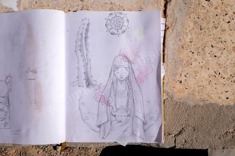 Oeuvres de l'artiste espagnol MALAKKAI pour le Projet DjerbaHood : après la Tour Paris 13, la team Itinerrance dépose ses valises dans un village traditionnel de l’île de Djerba, Erriadh. Depuis le début du mois de juillet, le village d’Erriadh se métamorphose petit à petit pour devenir un véritable musée à ciel ouvert. Une sélection d’artistes des quatre coins du monde ont été invités à s’exprimer dans ce décor unique à l’architecture authentique : murs blancs, portes bleues turquoises, dômes, veilles constructions et divers lieux abandonnés, autant de possibilités qui donneront naissance à des créations uniques aux couleurs locales.