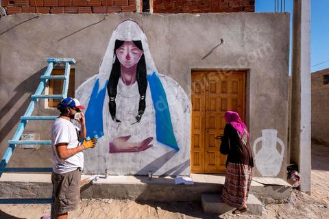 Oeuvres de l'artiste espagnol MALAKKAI pour le Projet DjerbaHood : après la Tour Paris 13, la team Itinerrance dépose ses valises dans un village traditionnel de l’île de Djerba, Erriadh. Depuis le début du mois de juillet, le village d’Erriadh se métamorphose petit à petit pour devenir un véritable musée à ciel ouvert. Une sélection d’artistes des quatre coins du monde ont été invités à s’exprimer dans ce décor unique à l’architecture authentique : murs blancs, portes bleues turquoises, dômes, veilles constructions et divers lieux abandonnés, autant de possibilités qui donneront naissance à des créations uniques aux couleurs locales.