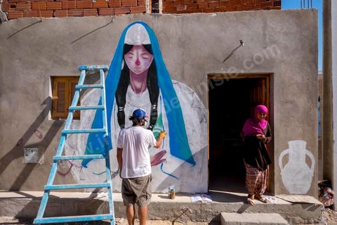 Oeuvres de l'artiste espagnol MALAKKAI pour le Projet DjerbaHood : après la Tour Paris 13, la team Itinerrance dépose ses valises dans un village traditionnel de l’île de Djerba, Erriadh. Depuis le début du mois de juillet, le village d’Erriadh se métamorphose petit à petit pour devenir un véritable musée à ciel ouvert. Une sélection d’artistes des quatre coins du monde ont été invités à s’exprimer dans ce décor unique à l’architecture authentique : murs blancs, portes bleues turquoises, dômes, veilles constructions et divers lieux abandonnés, autant de possibilités qui donneront naissance à des créations uniques aux couleurs locales.