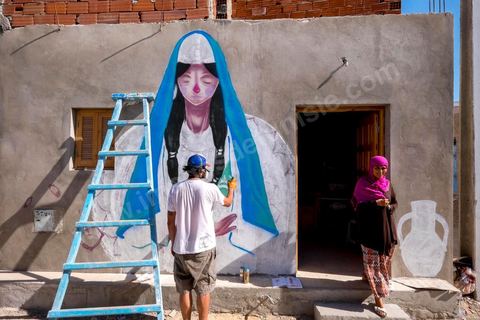 Oeuvres de l'artiste espagnol MALAKKAI pour le Projet DjerbaHood : après la Tour Paris 13, la team Itinerrance dépose ses valises dans un village traditionnel de l’île de Djerba, Erriadh. Depuis le début du mois de juillet, le village d’Erriadh se métamorphose petit à petit pour devenir un véritable musée à ciel ouvert. Une sélection d’artistes des quatre coins du monde ont été invités à s’exprimer dans ce décor unique à l’architecture authentique : murs blancs, portes bleues turquoises, dômes, veilles constructions et divers lieux abandonnés, autant de possibilités qui donneront naissance à des créations uniques aux couleurs locales.