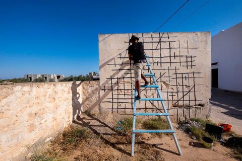 Oeuvres de l'artiste dominicain EVOCA1 pour le Projet DjerbaHood : après la Tour Paris 13, la team Itinerrance dépose ses valises dans un village traditionnel de l’île de Djerba, Erriadh. Depuis le début du mois de juillet, le village d’Erriadh se métamorphose petit à petit pour devenir un véritable musée à ciel ouvert. Une sélection d’artistes des quatre coins du monde ont été invités à s’exprimer dans ce décor unique à l’architecture authentique : murs blancs, portes bleues turquoises, dômes, veilles constructions et divers lieux abandonnés, autant de possibilités qui donneront naissance à des créations uniques aux couleurs locales.