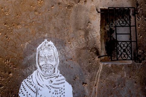 Oeuvres de l'artiste américain SWOON pour le Projet DjerbaHood : après la Tour Paris 13, la team Itinerrance dépose ses valises dans un village traditionnel de l’île de Djerba, Erriadh. Depuis le début du mois de juillet, le village d’Erriadh se métamorphose petit à petit pour devenir un véritable musée à ciel ouvert. Une sélection d’artistes des quatre coins du monde ont été invités à s’exprimer dans ce décor unique à l’architecture authentique : murs blancs, portes bleues turquoises, dômes, veilles constructions et divers lieux abandonnés, autant de possibilités qui donneront naissance à des créations uniques aux couleurs locales.