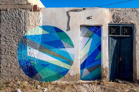 Oeuvres de l'artiste russe WAIS1 pour le Projet DjerbaHood : après la Tour Paris 13, la team Itinerrance dépose ses valises dans un village traditionnel de l’île de Djerba, Erriadh. Depuis le début du mois de juillet, le village d’Erriadh se métamorphose petit à petit pour devenir un véritable musée à ciel ouvert. Une sélection d’artistes des quatre coins du monde ont été invités à s’exprimer dans ce décor unique à l’architecture authentique : murs blancs, portes bleues turquoises, dômes, veilles constructions et divers lieux abandonnés, autant de possibilités qui donneront naissance à des créations uniques aux couleurs locales.