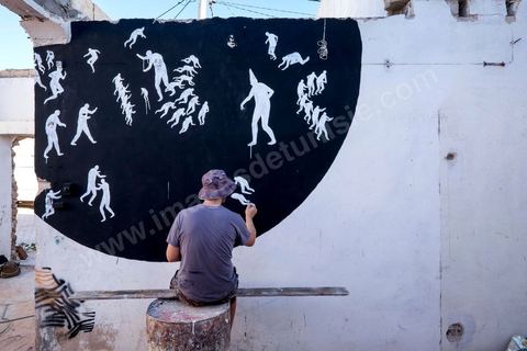 Oeuvres de l'artiste espagnol DAVID DE LA MANO pour le Projet DjerbaHood : après la Tour Paris 13, la team Itinerrance dépose ses valises dans un village traditionnel de l’île de Djerba, Erriadh. Depuis le début du mois de juillet, le village d’Erriadh se métamorphose petit à petit pour devenir un véritable musée à ciel ouvert. Une sélection d’artistes des quatre coins du monde ont été invités à s’exprimer dans ce décor unique à l’architecture authentique : murs blancs, portes bleues turquoises, dômes, veilles constructions et divers lieux abandonnés, autant de possibilités qui donneront naissance à des créations uniques aux couleurs locales.