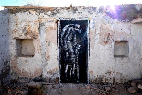 Oeuvres de l'artiste anglais PHLEGM pour le Projet DjerbaHood : après la Tour Paris 13, la team Itinerrance dépose ses valises dans un village traditionnel de l’île de Djerba, Erriadh. Depuis le début du mois de juillet, le village d’Erriadh se métamorphose petit à petit pour devenir un véritable musée à ciel ouvert. Une sélection d’artistes des quatre coins du monde ont été invités à s’exprimer dans ce décor unique à l’architecture authentique : murs blancs, portes bleues turquoises, dômes, veilles constructions et divers lieux abandonnés, autant de possibilités qui donneront naissance à des créations uniques aux couleurs locales.