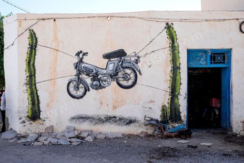 Oeuvres de l'artiste espagnol MALAKKAI pour le Projet DjerbaHood : après la Tour Paris 13, la team Itinerrance dépose ses valises dans un village traditionnel de l’île de Djerba, Erriadh. Depuis le début du mois de juillet, le village d’Erriadh se métamorphose petit à petit pour devenir un véritable musée à ciel ouvert. Une sélection d’artistes des quatre coins du monde ont été invités à s’exprimer dans ce décor unique à l’architecture authentique : murs blancs, portes bleues turquoises, dômes, veilles constructions et divers lieux abandonnés, autant de possibilités qui donneront naissance à des créations uniques aux couleurs locales.