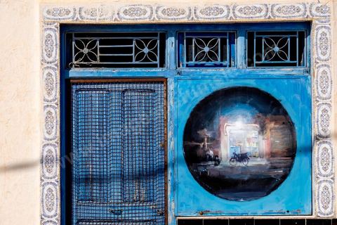 Oeuvres de l'artiste espagnol Sebastian VELASCO pour le Projet DjerbaHood : après la Tour Paris 13, la team Itinerrance dépose ses valises dans un village traditionnel de l’île de Djerba, Erriadh. Depuis le début du mois de juillet, le village d’Erriadh se métamorphose petit à petit pour devenir un véritable musée à ciel ouvert. Une sélection d’artistes des quatre coins du monde ont été invités à s’exprimer dans ce décor unique à l’architecture authentique : murs blancs, portes bleues turquoises, dômes, veilles constructions et divers lieux abandonnés, autant de possibilités qui donneront naissance à des créations uniques aux couleurs locales.