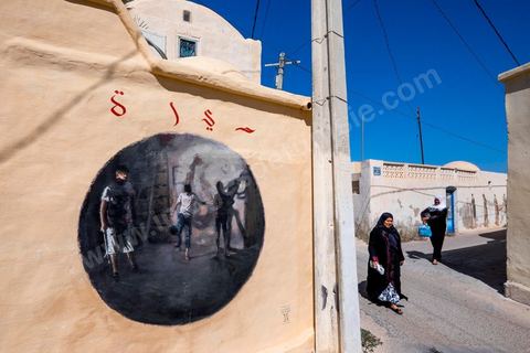 Oeuvres de l'artiste espagnol Sebastian VELASCO pour le Projet DjerbaHood : après la Tour Paris 13, la team Itinerrance dépose ses valises dans un village traditionnel de l’île de Djerba, Erriadh. Depuis le début du mois de juillet, le village d’Erriadh se métamorphose petit à petit pour devenir un véritable musée à ciel ouvert. Une sélection d’artistes des quatre coins du monde ont été invités à s’exprimer dans ce décor unique à l’architecture authentique : murs blancs, portes bleues turquoises, dômes, veilles constructions et divers lieux abandonnés, autant de possibilités qui donneront naissance à des créations uniques aux couleurs locales.