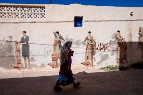 Oeuvres de l'artiste argentin HYURO pour le Projet DjerbaHood : après la Tour Paris 13, la team Itinerrance dépose ses valises dans un village traditionnel de l’île de Djerba, Erriadh. Depuis le début du mois de juillet, le village d’Erriadh se métamorphose petit à petit pour devenir un véritable musée à ciel ouvert. Une sélection d’artistes des quatre coins du monde ont été invités à s’exprimer dans ce décor unique à l’architecture authentique : murs blancs, portes bleues turquoises, dômes, veilles constructions et divers lieux abandonnés, autant de possibilités qui donneront naissance à des créations uniques aux couleurs locales.