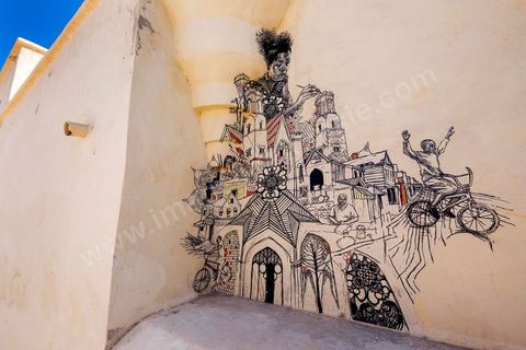 Oeuvres de l'artiste américain SWOON pour le Projet DjerbaHood : après la Tour Paris 13, la team Itinerrance dépose ses valises dans un village traditionnel de l’île de Djerba, Erriadh. Depuis le début du mois de juillet, le village d’Erriadh se métamorphose petit à petit pour devenir un véritable musée à ciel ouvert. Une sélection d’artistes des quatre coins du monde ont été invités à s’exprimer dans ce décor unique à l’architecture authentique : murs blancs, portes bleues turquoises, dômes, veilles constructions et divers lieux abandonnés, autant de possibilités qui donneront naissance à des créations uniques aux couleurs locales.