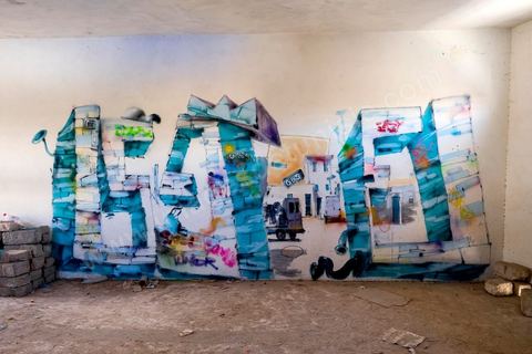 le Projet DjerbaHood : après la Tour Paris 13, la team Itinerrance dépose ses valises dans un village traditionnel de l’île de Djerba, Erriadh. Depuis le début du mois de juillet, le village d’Erriadh se métamorphose petit à petit pour devenir un véritable musée à ciel ouvert. Une sélection d’artistes des quatre coins du monde ont été invités à s’exprimer dans ce décor unique à l’architecture authentique : murs blancs, portes bleues turquoises, dômes, veilles constructions et divers lieux abandonnés, autant de possibilités qui donneront naissance à des créations uniques aux couleurs locales.