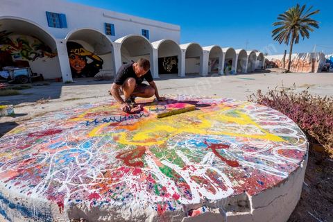 le Projet DjerbaHood : après la Tour Paris 13, la team Itinerrance dépose ses valises dans un village traditionnel de l’île de Djerba, Erriadh. Depuis le début du mois de juillet, le village d’Erriadh se métamorphose petit à petit pour devenir un véritable musée à ciel ouvert. Une sélection d’artistes des quatre coins du monde ont été invités à s’exprimer dans ce décor unique à l’architecture authentique : murs blancs, portes bleues turquoises, dômes, veilles constructions et divers lieux abandonnés, autant de possibilités qui donneront naissance à des créations uniques aux couleurs locales.