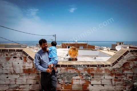 24 juin 2014 : Sur le toit de la maison de Mohamed dans la medina de Ksibet en bord de mer. Mohamed, patron pêcheur à Ksibet El Mediouni près de Monastir, a passé des centaines de jeunes clandestins entre la Tunisie et la Sicile entre les années 1996 et 2002. Condamné à 6 ans et demi de prison, aujourd'hui il a repris son travail de patron pêcheur. 