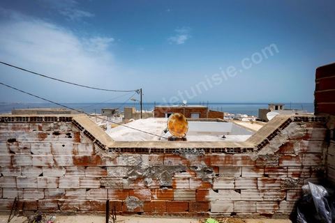 24 juin 2014 : Sur le toit de la maison de Mohamed dans la medina de Ksibet en bord de mer. Mohamed, patron pêcheur à Ksibet El Mediouni près de Monastir, a passé des centaines de jeunes clandestins entre la Tunisie et la Sicile entre les années 1996 et 2002. Condamné à 6 ans et demi de prison, aujourd'hui il a repris son travail de patron pêcheur. 