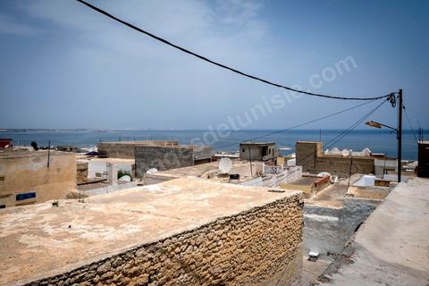 24 juin 2014 : Sur le toit de la maison de Mohamed dans la medina de Ksibet en bord de mer. Mohamed, patron pêcheur à Ksibet El Mediouni près de Monastir, a passé des centaines de jeunes clandestins entre la Tunisie et la Sicile entre les années 1996 et 2002. Condamné à 6 ans et demi de prison, aujourd'hui il a repris son travail de patron pêcheur. 